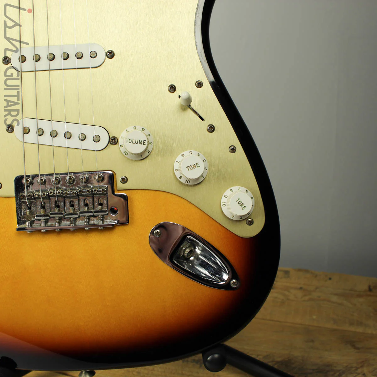 2000 Fender MIM Stratocaster Sunburst w/ Gold Anodized Pickguard - Image 4