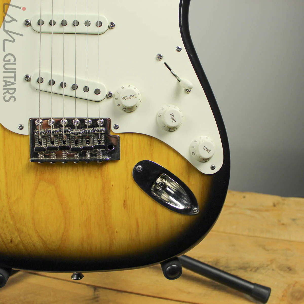 2014 D’Pergo Vintage Limited Strat Tobacco Sunburst - Image 3