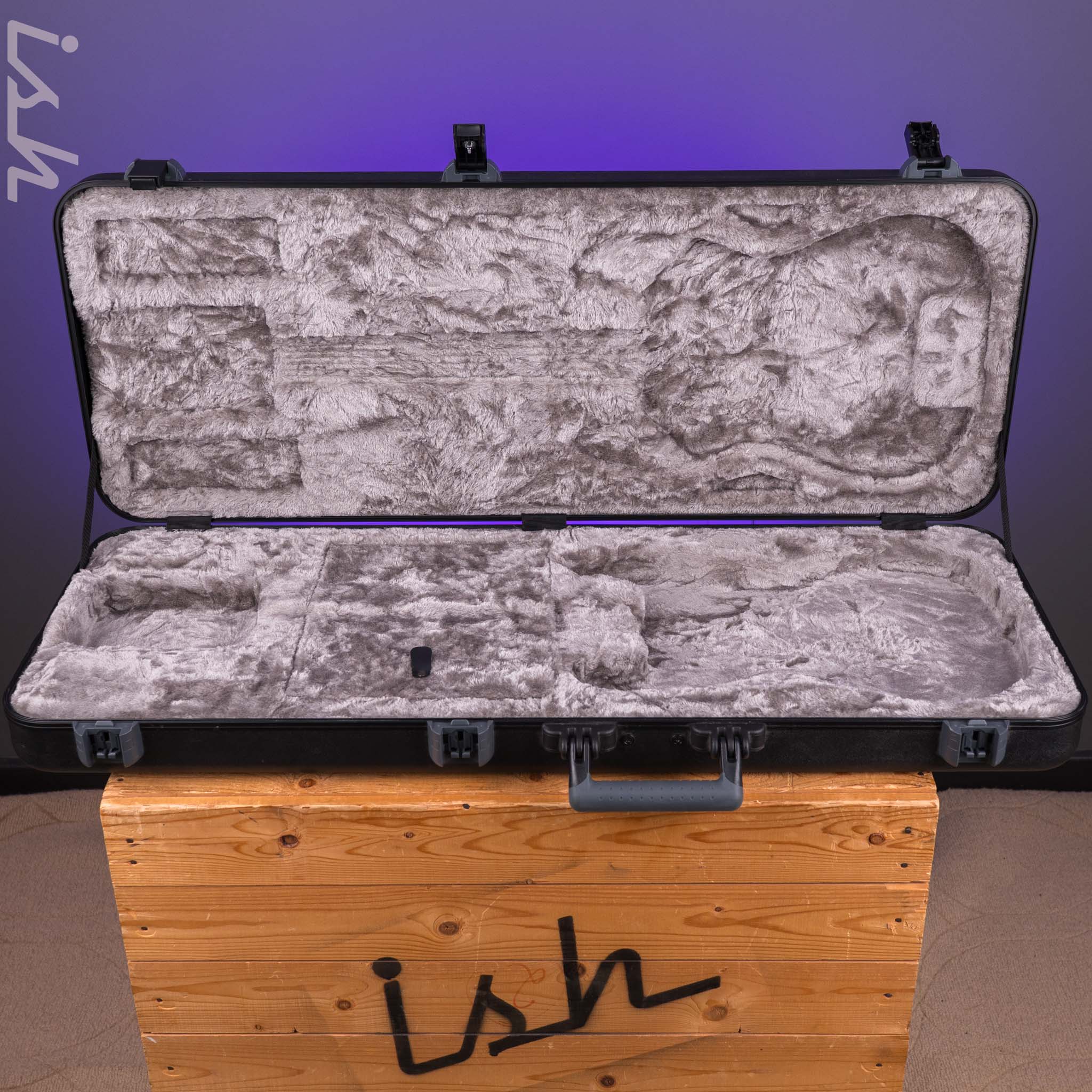 Fender Deluxe Molded Case - Stratocaster®/Telecaster® - Image 2