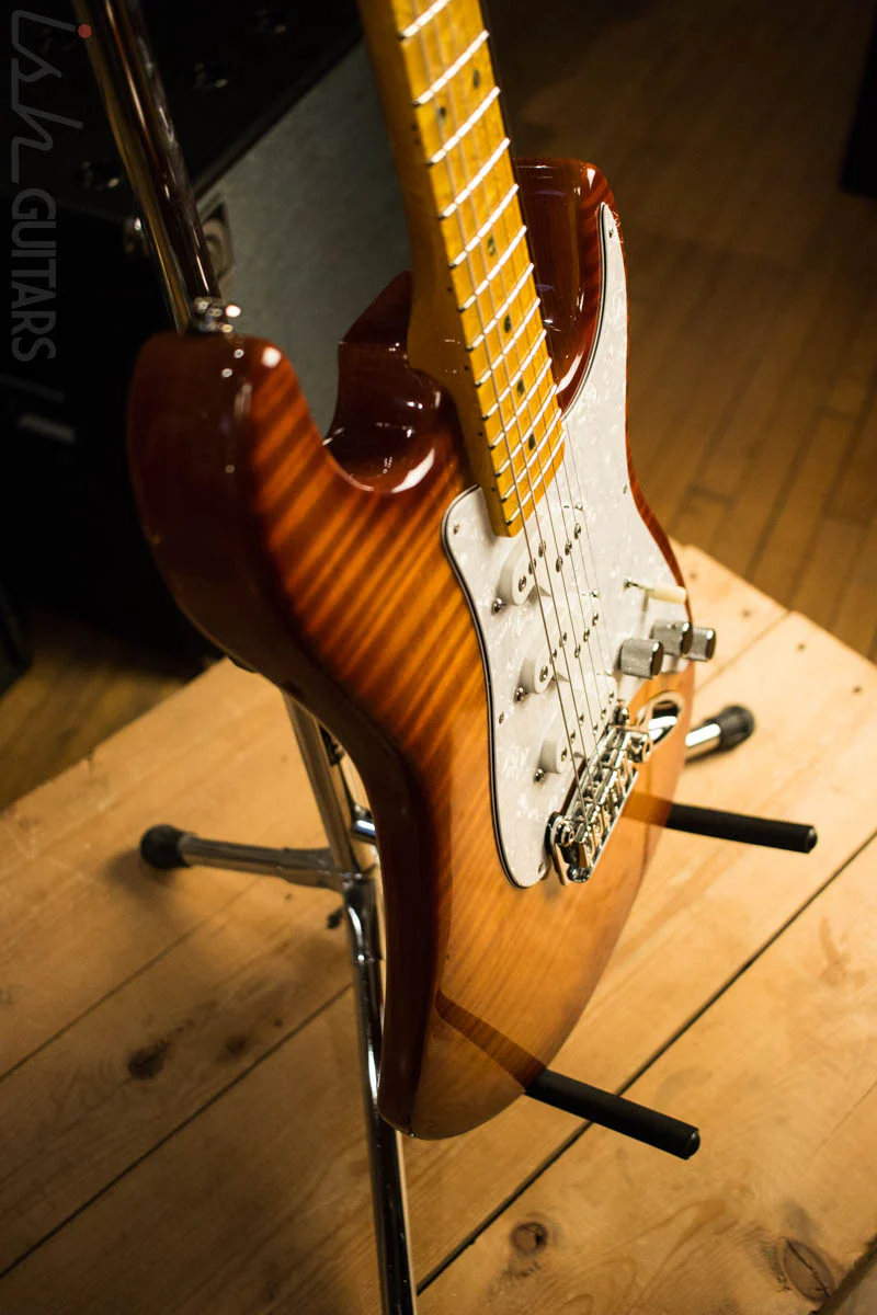 G&L Comanche Honeyburst Electric Guitar Birdseye Neck DEAD MINT! - Image 9