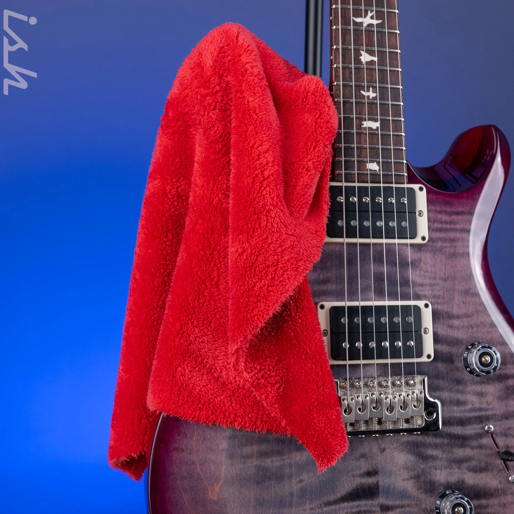 Ish Guitars Premium Edgeless Cleaning Cloth Red - Image 3