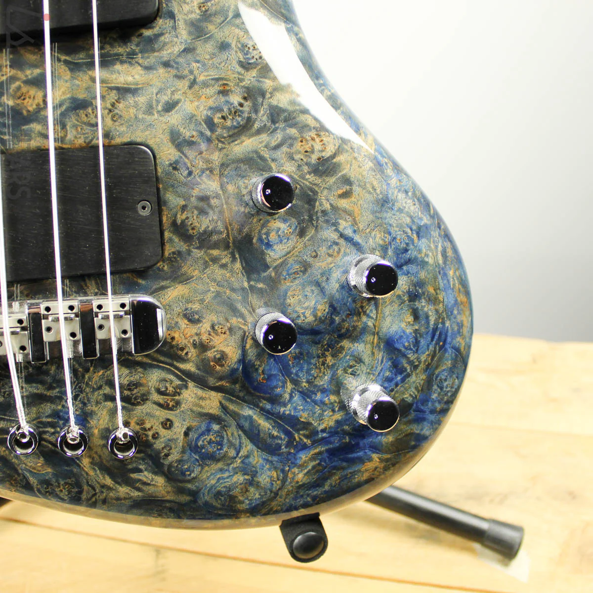 Ritter R8 Singlecut Bass Guitar Solid Maple Burl - Image 3