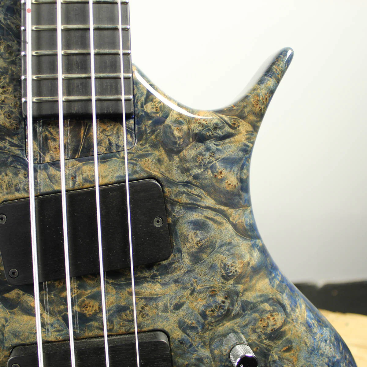 Ritter R8 Singlecut Bass Guitar Solid Maple Burl - Image 4